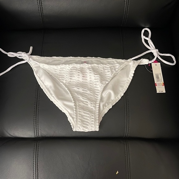 Bikini - Picture 1 of 6